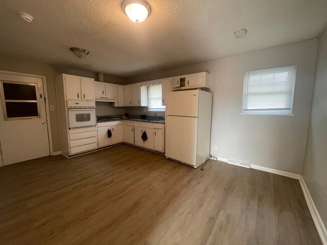 Photo - 606 Eastbrook Dr NW