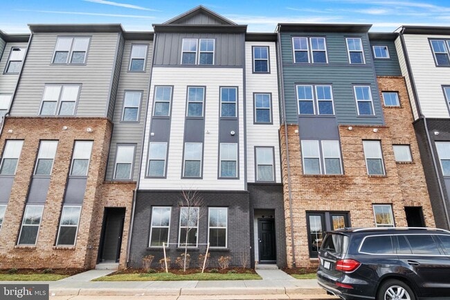 Building Photo - This stunning luxury 2-story condo has 3 beds & 2.5 baths with over 1500 sq ft of living space.