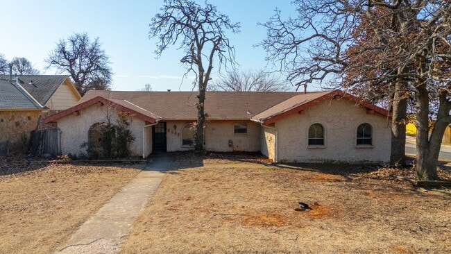 Building Photo - Charming 5 Bedroom House
