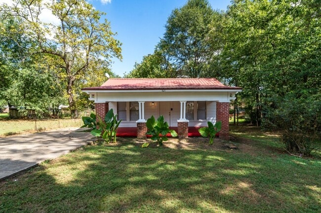 Building Photo - Fall in Love with This Hidden Gem Off Eastern Valley Road!