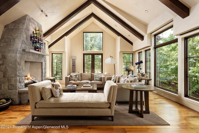 Photo - 561 Meadowood Dr