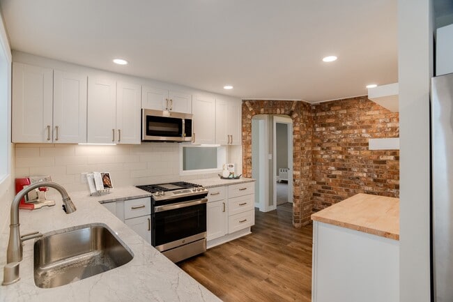 Building Photo - 2909 Knox Ave S Unit 2