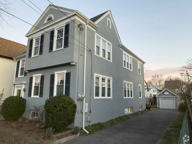 Building Photo - 28 Spruce St Unit 2nd Floor Rental