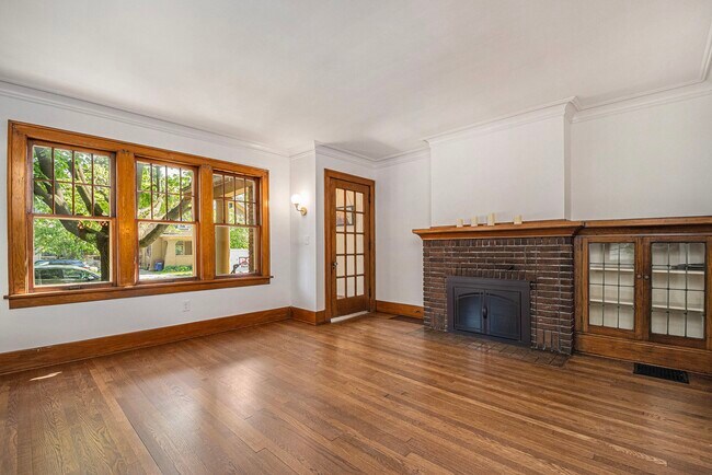Photo - 719 Fulton St E