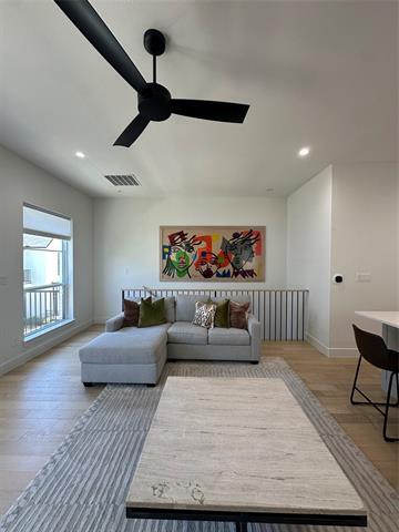 Photo - 128 Gdn Ct W