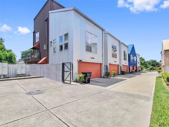 Building Photo - 2605 Calumet St Unit 18 Rental