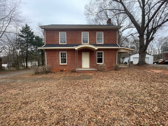 Building Photo - 4 bedroom 2 bathroom house available! Freshly Painted-New Flooring