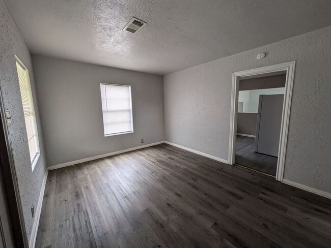 Photo - 3885 Park St