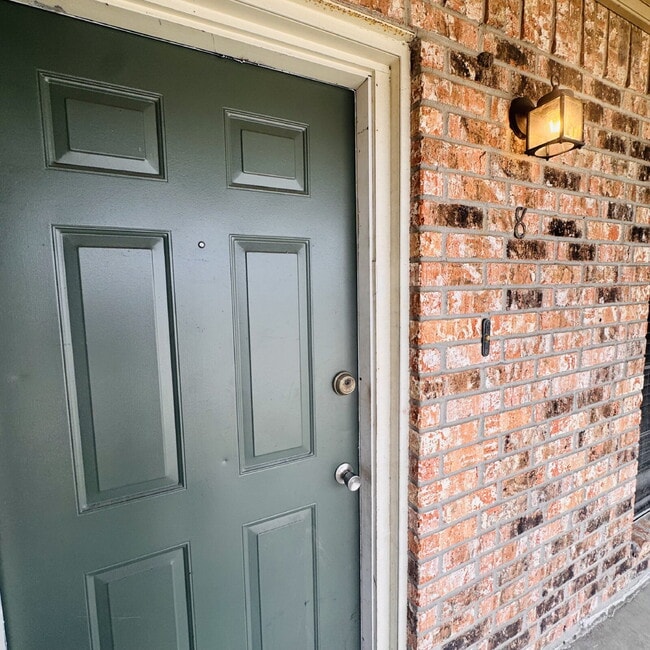 Building Photo - Cozy 1-Bedroom Retreat: Spacious 850 Sq. Ft. Multiplex in Groves, TX! Unit 8