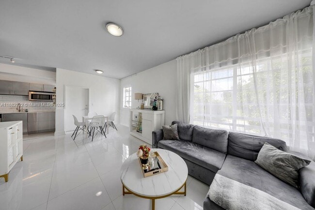 Photo - 1000 Meridian Ave Unidad 12