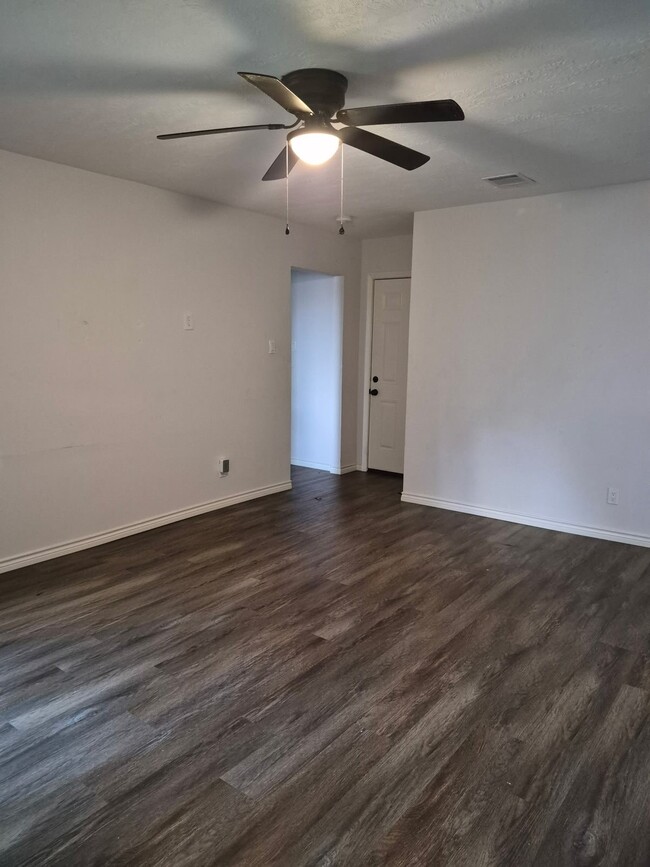Building Photo - 10915 Roandale Dr