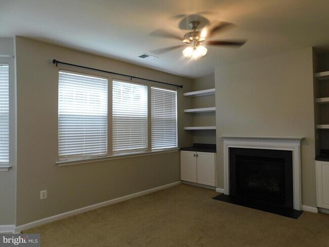 Photo - 402 Kintyre Ln