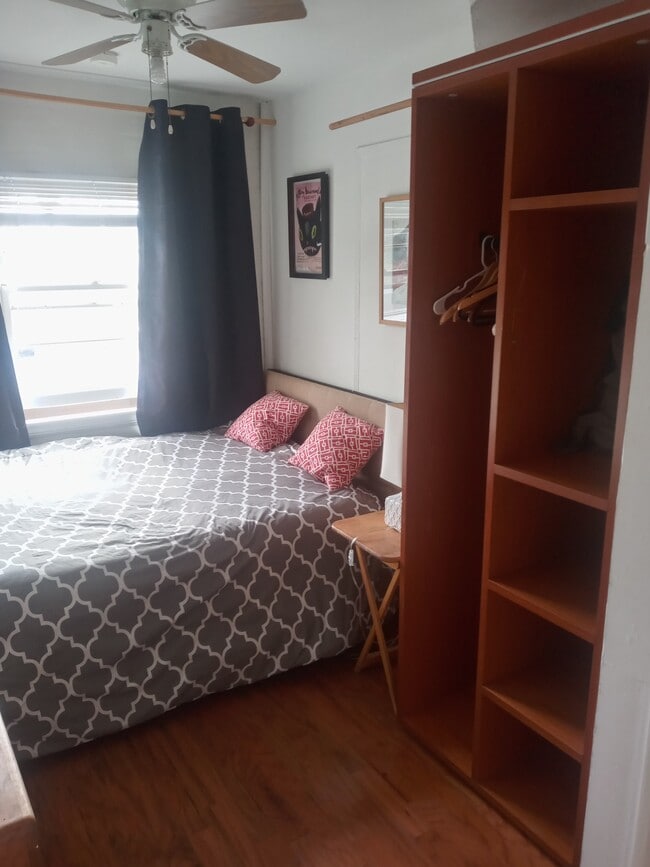 Dormitorio pequeño de 13 pies x 7 1/2 pies - 2023 Cloverfield Blvd Unidad F