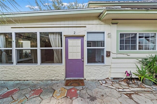 Photo - 708 Grove St N