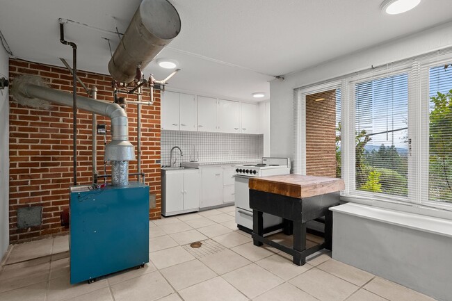 Charming 1940s Lower-Level Apartment with ... - Charming 1940s Lower-Level Apartment with ...