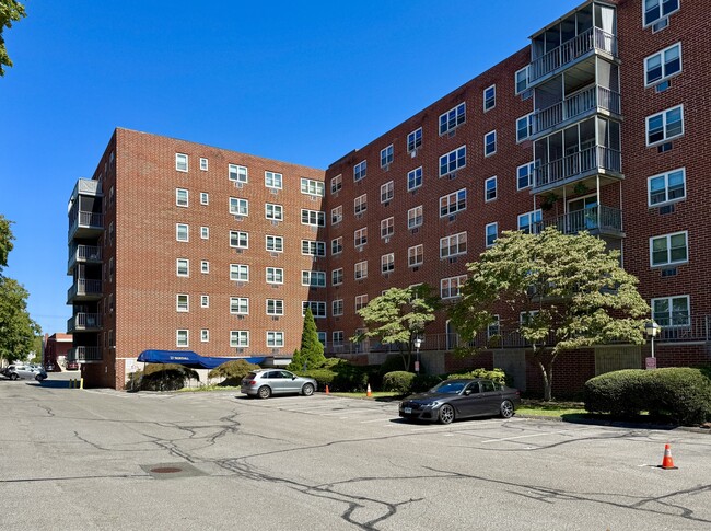 Building Photo - 27 Northill St Unit APT 6W