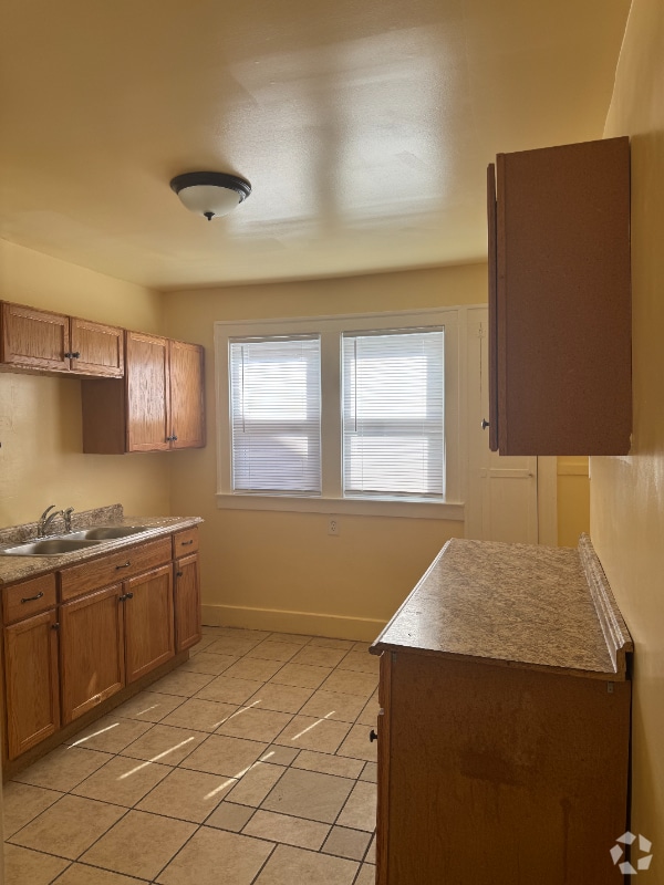 Building Photo - 15878 Kentucky St Unit Lower Rental