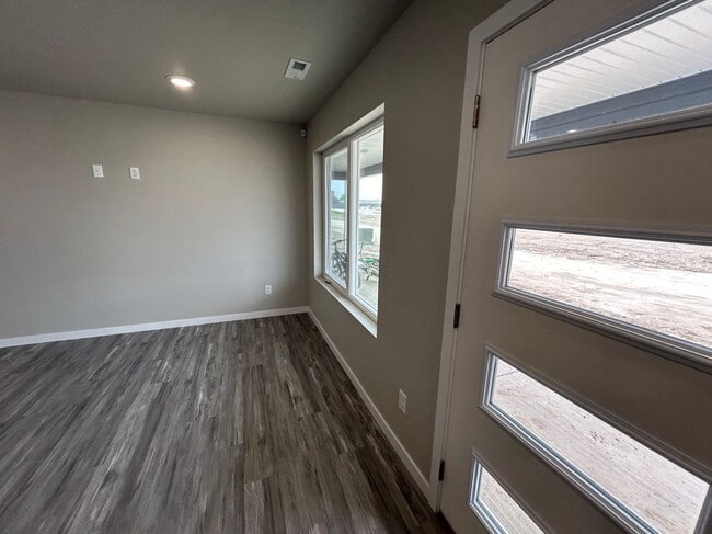 Photo - Exquisite 3-Bedroom Home with Modern Elegance and a Great Location!!