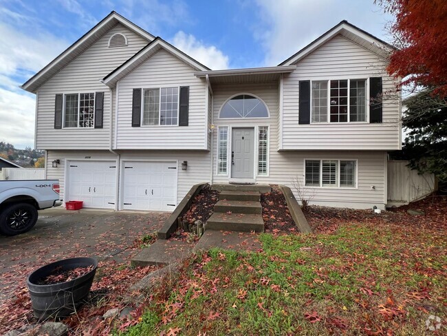 Building Photo - Updated Five Bedroom Home in West Salem