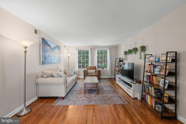 Building Photo - 3050 S Buchanan St Unit B2