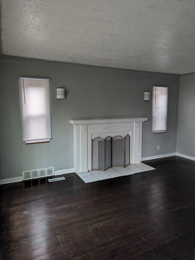 Photo - 16724 Rutherford St