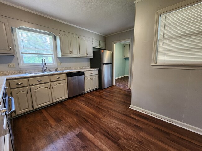 Photo - 1218 Thomwal St