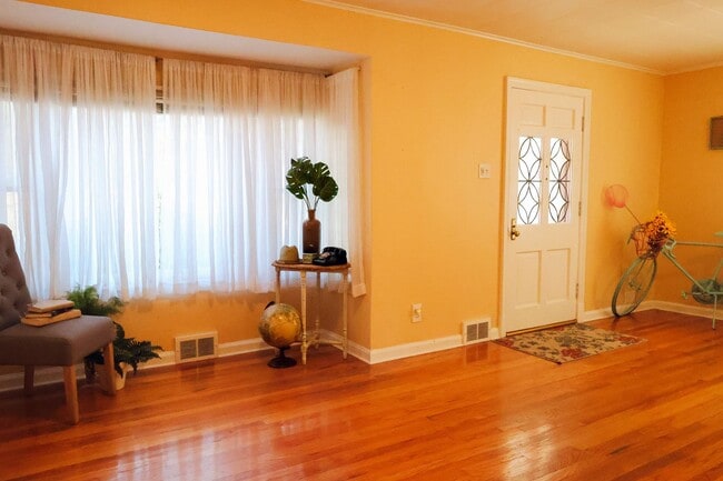 Photo - Brentwood Cottage for Lease