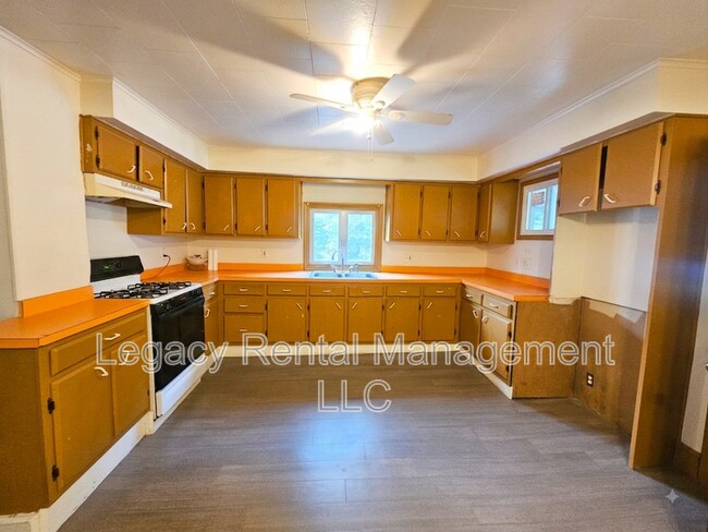 166 S Main St