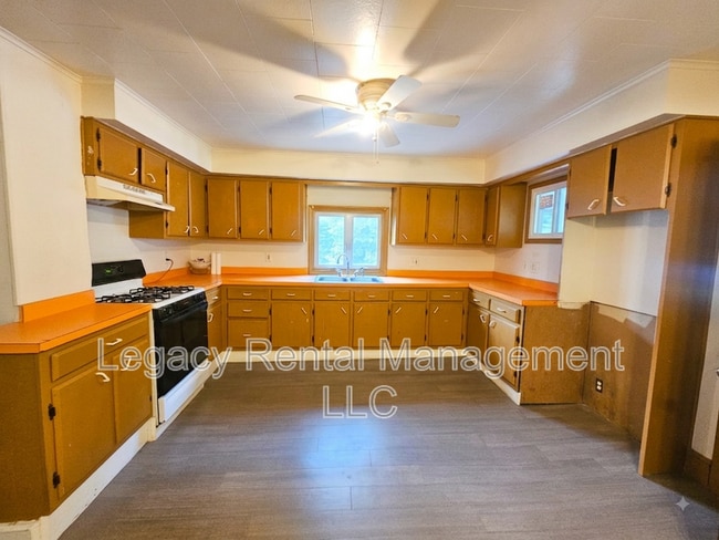 Photo - 166 S Main St