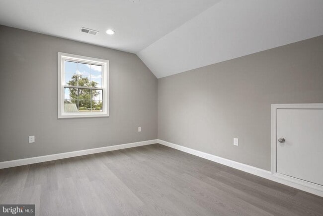 Photo - 2253 Papermill Rd