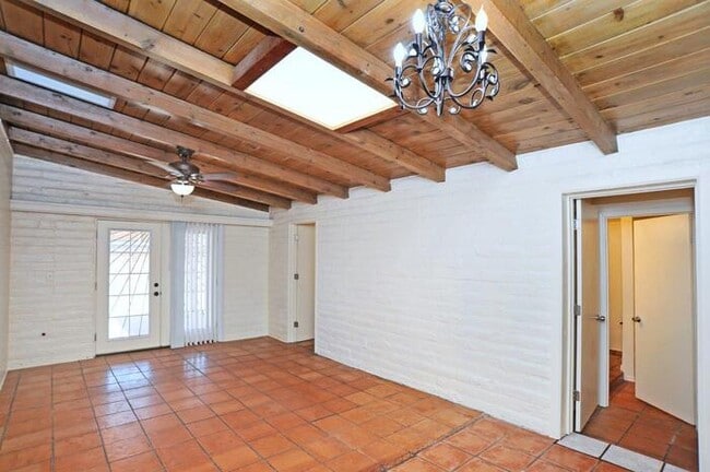 Building Photo - 4 bedroom/2 bath home on large lot near Alvernon/Grant!