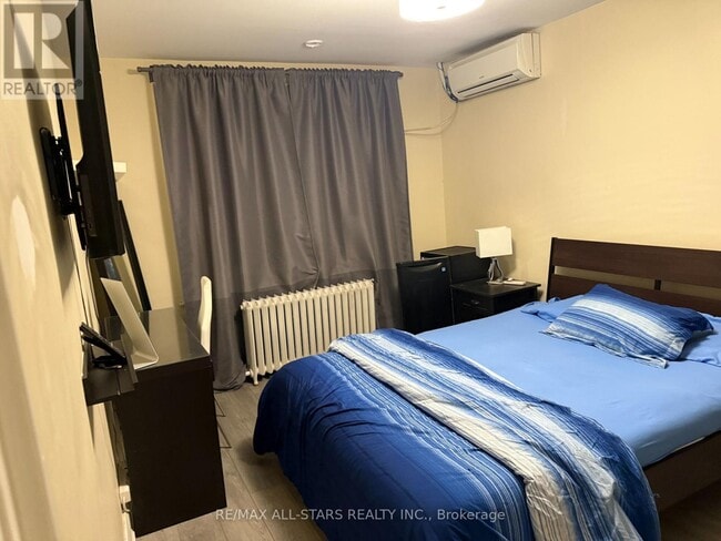 Photo - 1074 Bloor St W