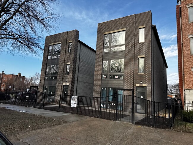 Building Photo - 4152 S Michigan Ave Unit 1 Rental