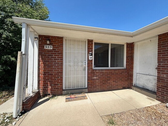 Building Photo - 2 bedroom, 1 bath duplex with hardwood floors. Off-street parking!