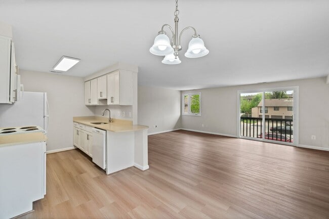 Photo - Condo in Woodside Square. 3Br / 1Ba Renovated. Garage.