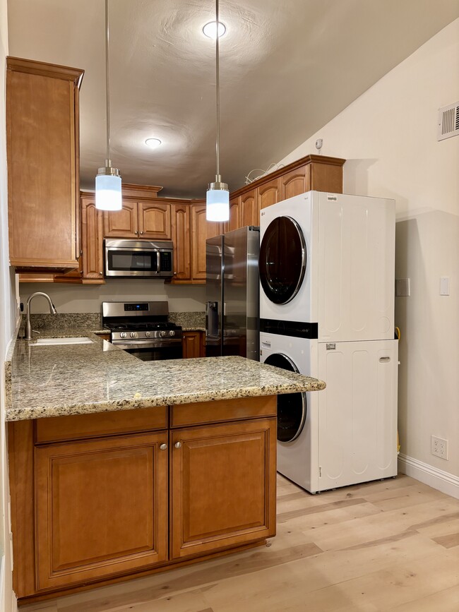 Building Photo - 538 Brooks Ave Unit 3