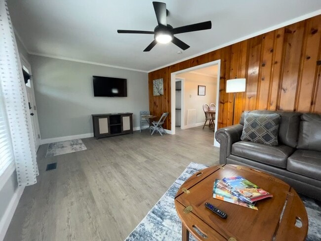 Photo - 220 E Hendron Chapel Rd