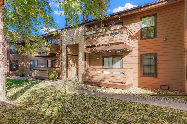 Building Photo - Great Two Bedroom Home with Fireplace Unit 106