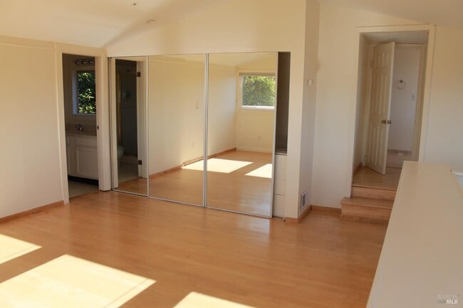 Photo - 230 Diviso St