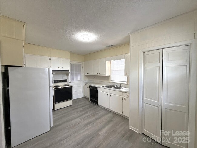 Photo - 1516 Pleasant Plains Rd