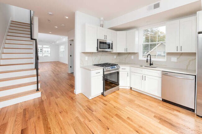 Photo - 125 Broughton Ave Apartments