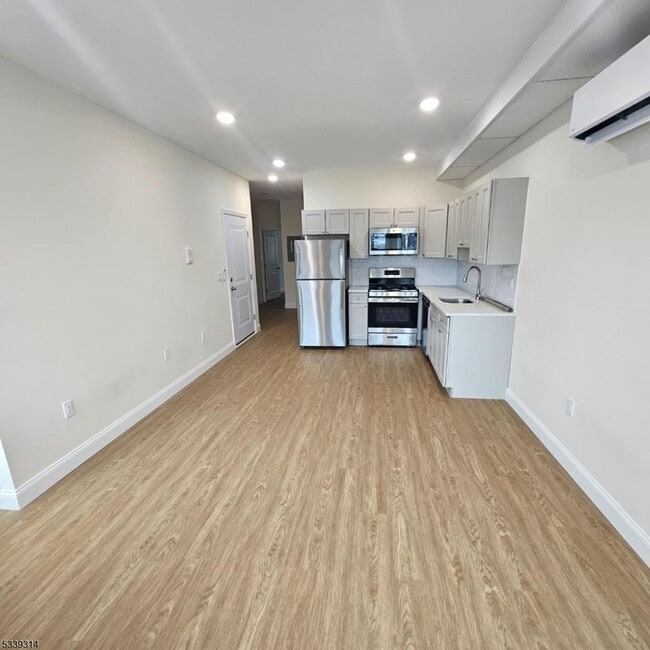Building Photo - 144 Pennsylvania Ave Rental