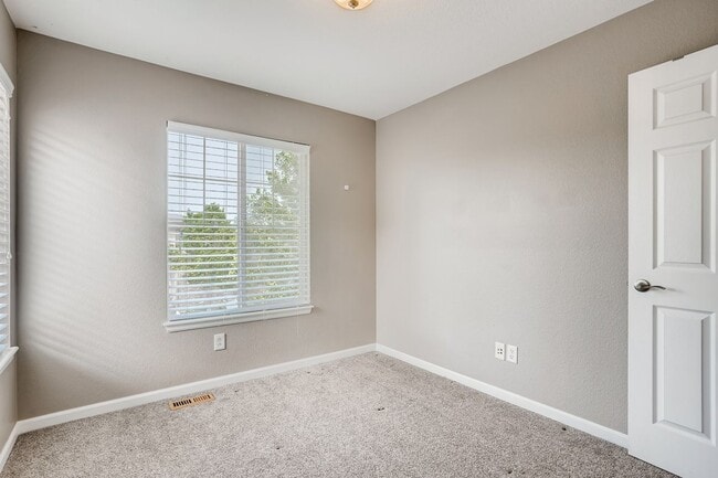 Building Photo - Gorgeous light and bright home in desirable Hearth neighborhood