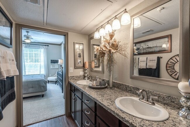 Building Photo - 5800 Woodway Dr Unit 0228 Rental