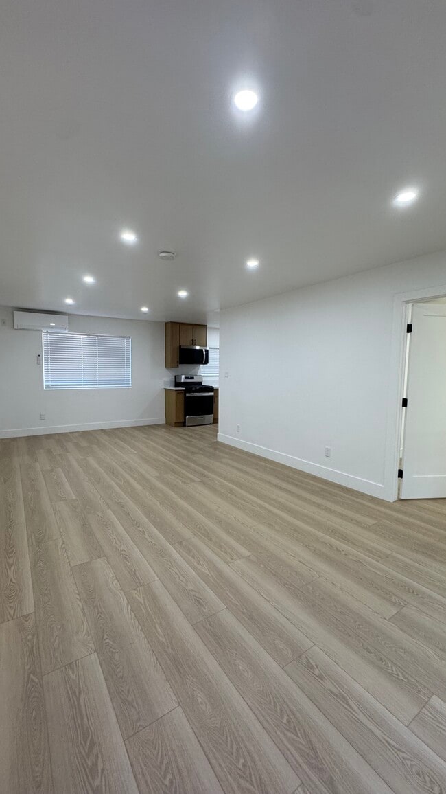 Photo - 3443 E 8th St