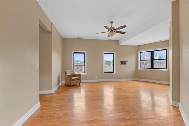 Building Photo - 1046 N Milwaukee Ave Unit 3 Rental