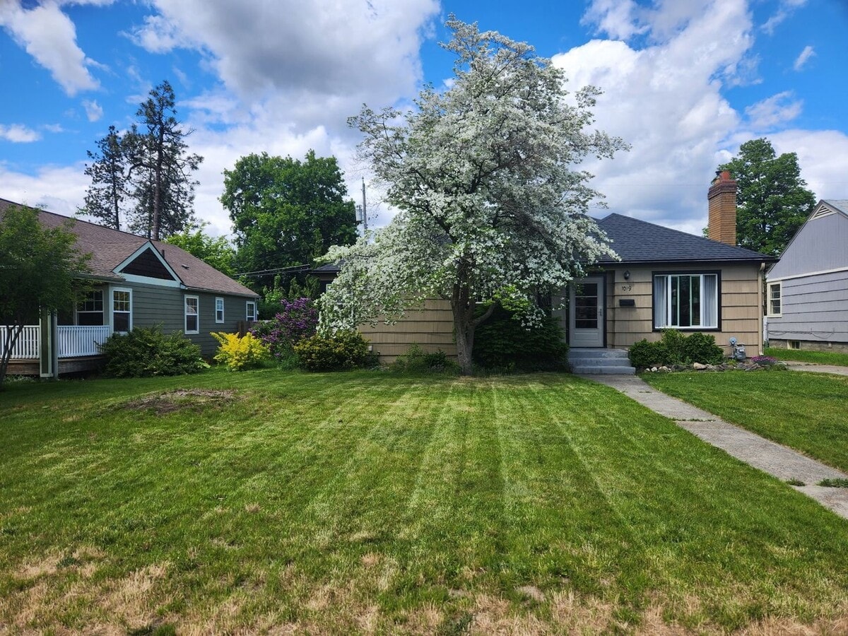 3 Bedroom 2 Bath Home On The South Hill - 3 Bedroom 2 Bath Home On The South Hill