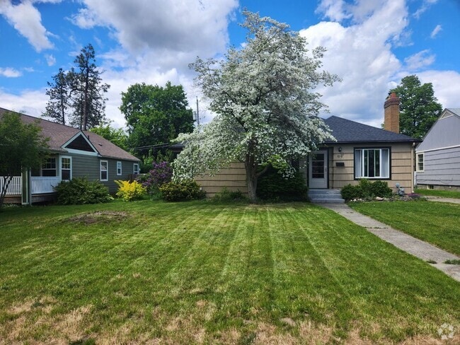 Building Photo - 3 Bedroom 2 Bath Home On The South Hill