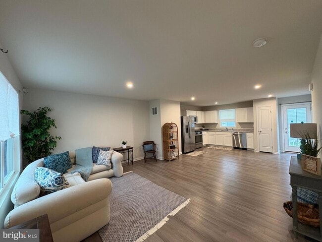 Photo - 27003 Greenleaf Dr