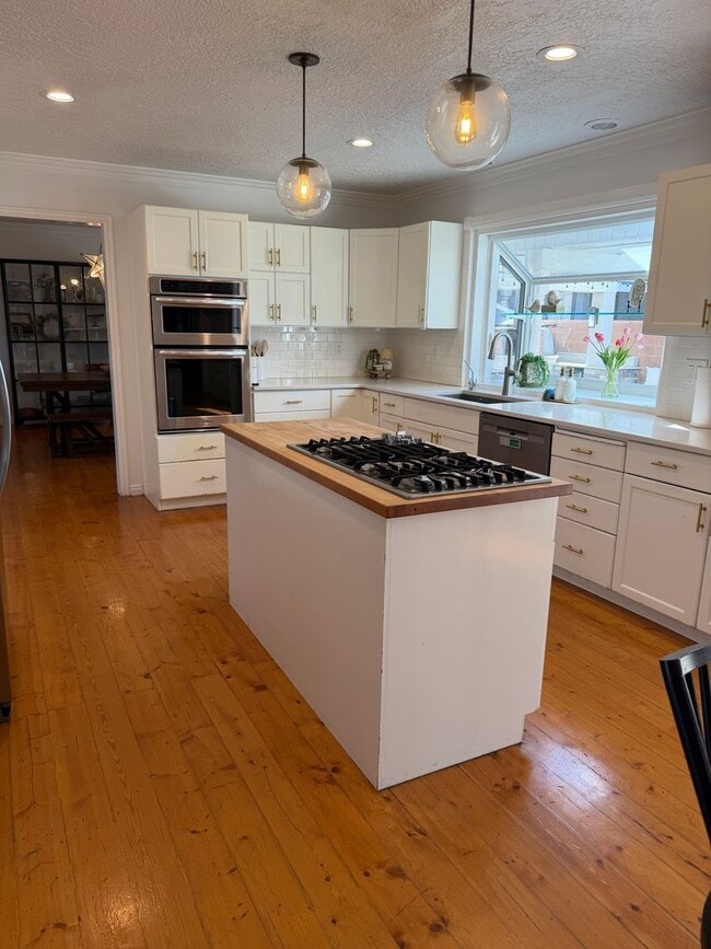 Photo - Beautiful 4 bedroom, 3 bathroom Home with a pool!!